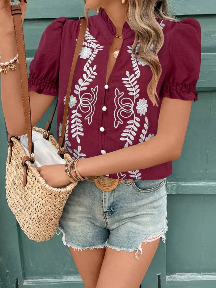 Blouse à manches courtes avec col cranté et volants brodés