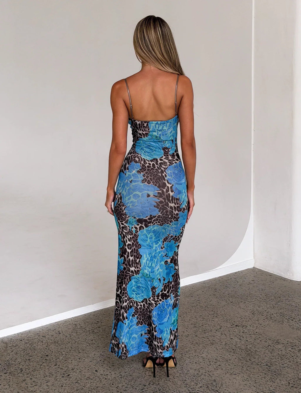 Robe longue moulante à col cœur bleue