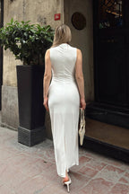 Robe blanche sans manches drapée à fente taille pour femmes