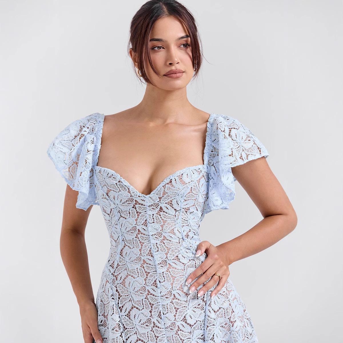 Robe midi en dentelle à manches cloche bleue