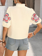 Zoom sur l’imprimé floral contrasté de la blouse femme