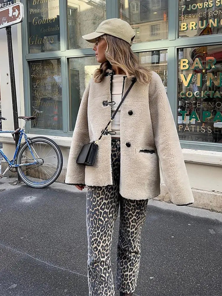Manteau long douillet et duveteux pour un style hivernal chic