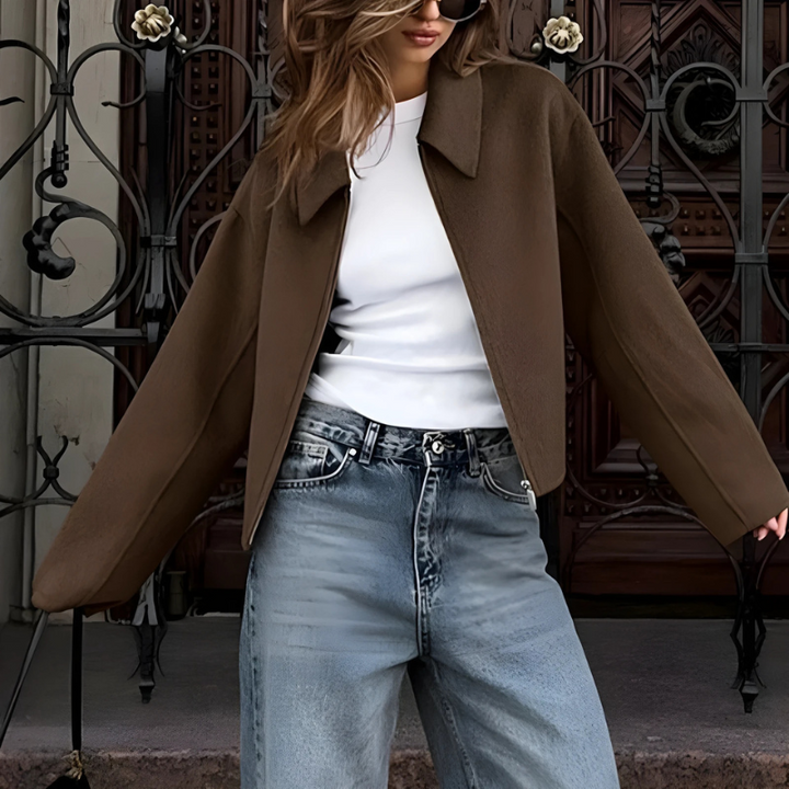 Veste courte femme coupe carrée avec col pointu et fermeture éclair avant