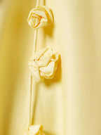 Robe mini ligne A avec bretelles en 3D et dos nu jaune
