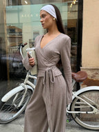Ensemble coordonné gris en maille côtelée avec crop top et pantalon à jambes larges