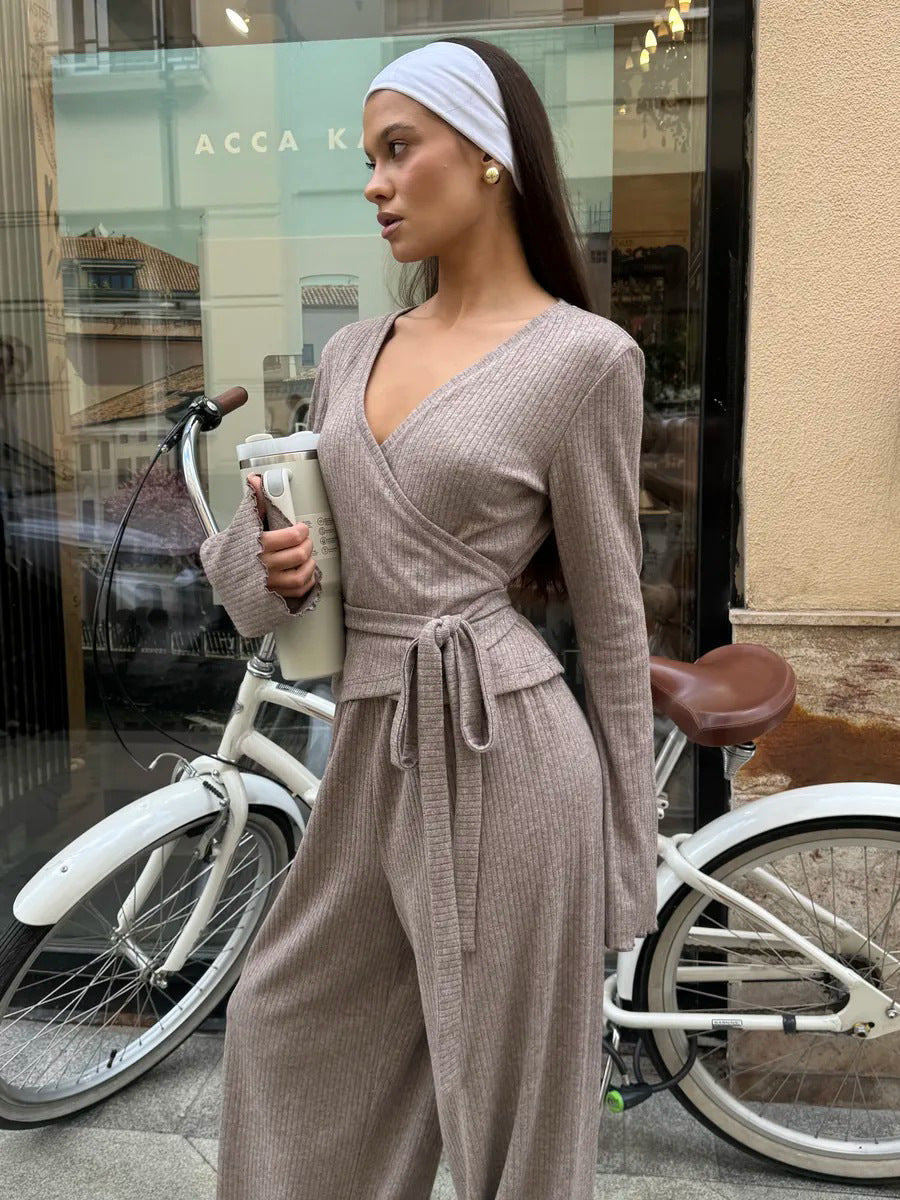 Ensemble coordonné gris en maille côtelée avec crop top et pantalon à jambes larges