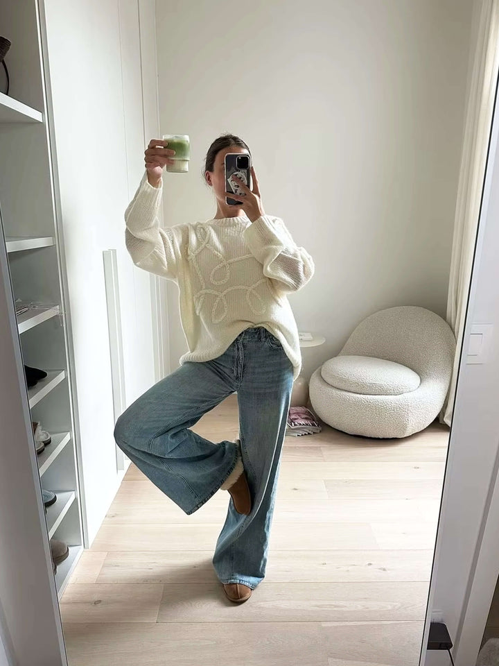 Pull surdimensionné confortable avec détails brodés élégants