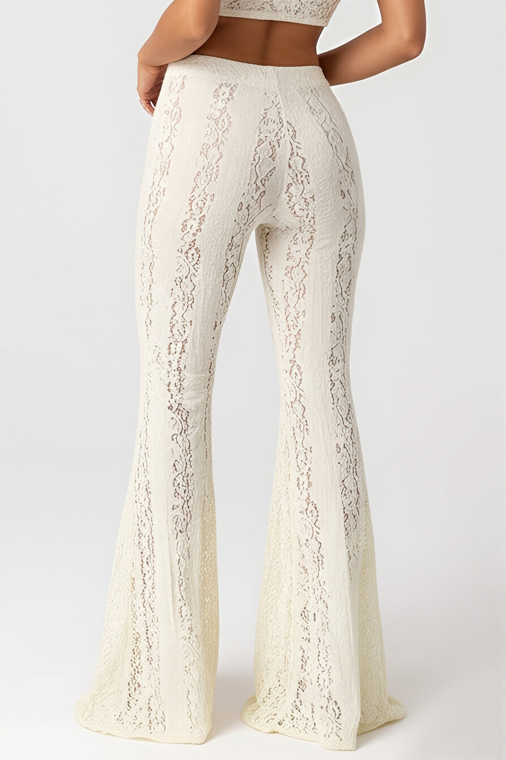 Pantalon évasé femme en dentelle porté avec silhouette ajustée