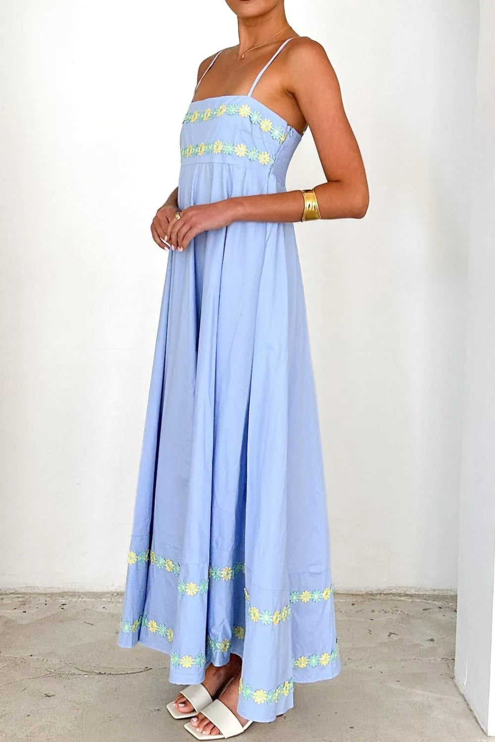Robe longue à bretelles spaghetti brodée de fleurs