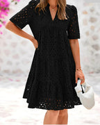 Robe d'été élégante avec détails en dentelle et volants