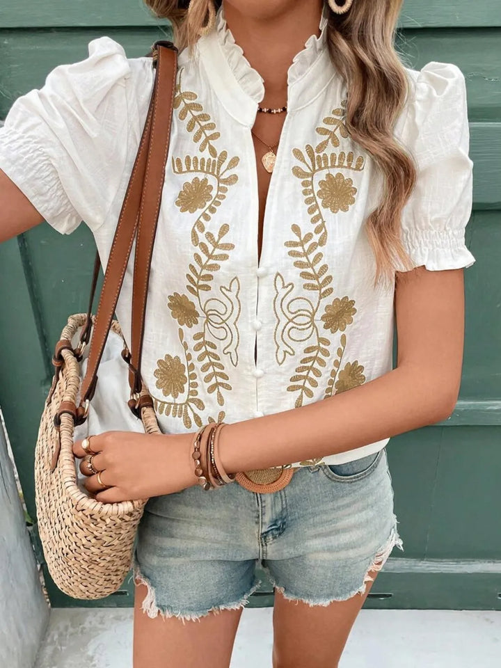 Blouse à manches courtes avec col cranté et volants brodés