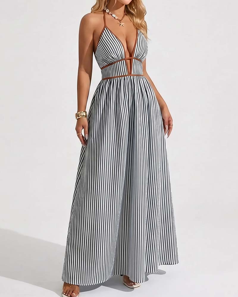Robe sans manches rayée femme portée en extérieur style estival