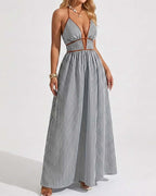 Robe sans manches rayée femme portée en extérieur style estival