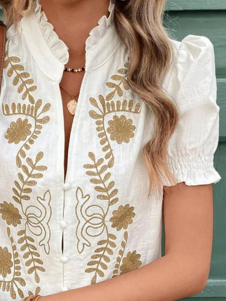 Blouse à manches courtes avec col cranté et volants brodés