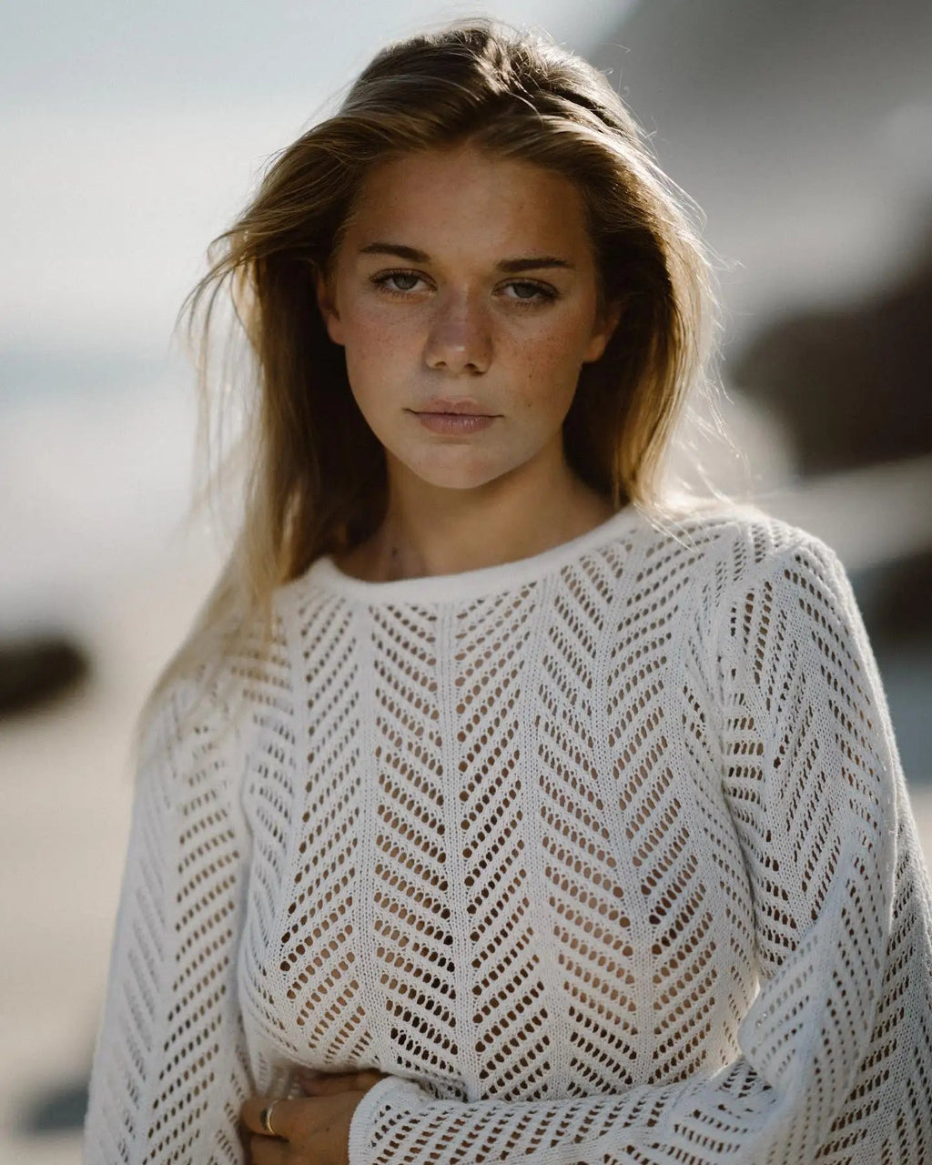 Robe courte en crochet tricoté dos nu avec manches longues