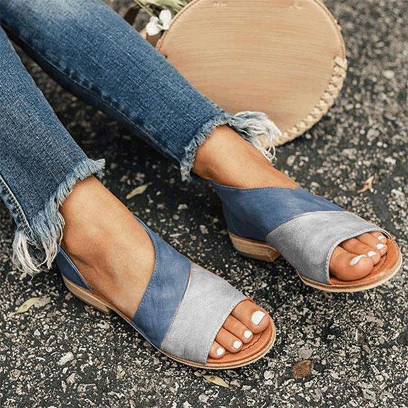 Sandales femme bicolores portées, bout ouvert et look d'été