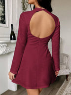 Robe courte à manches longues avec dos ajouré