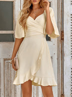 Robe courte à volants séduisante avec taille nouée et manches évasées
