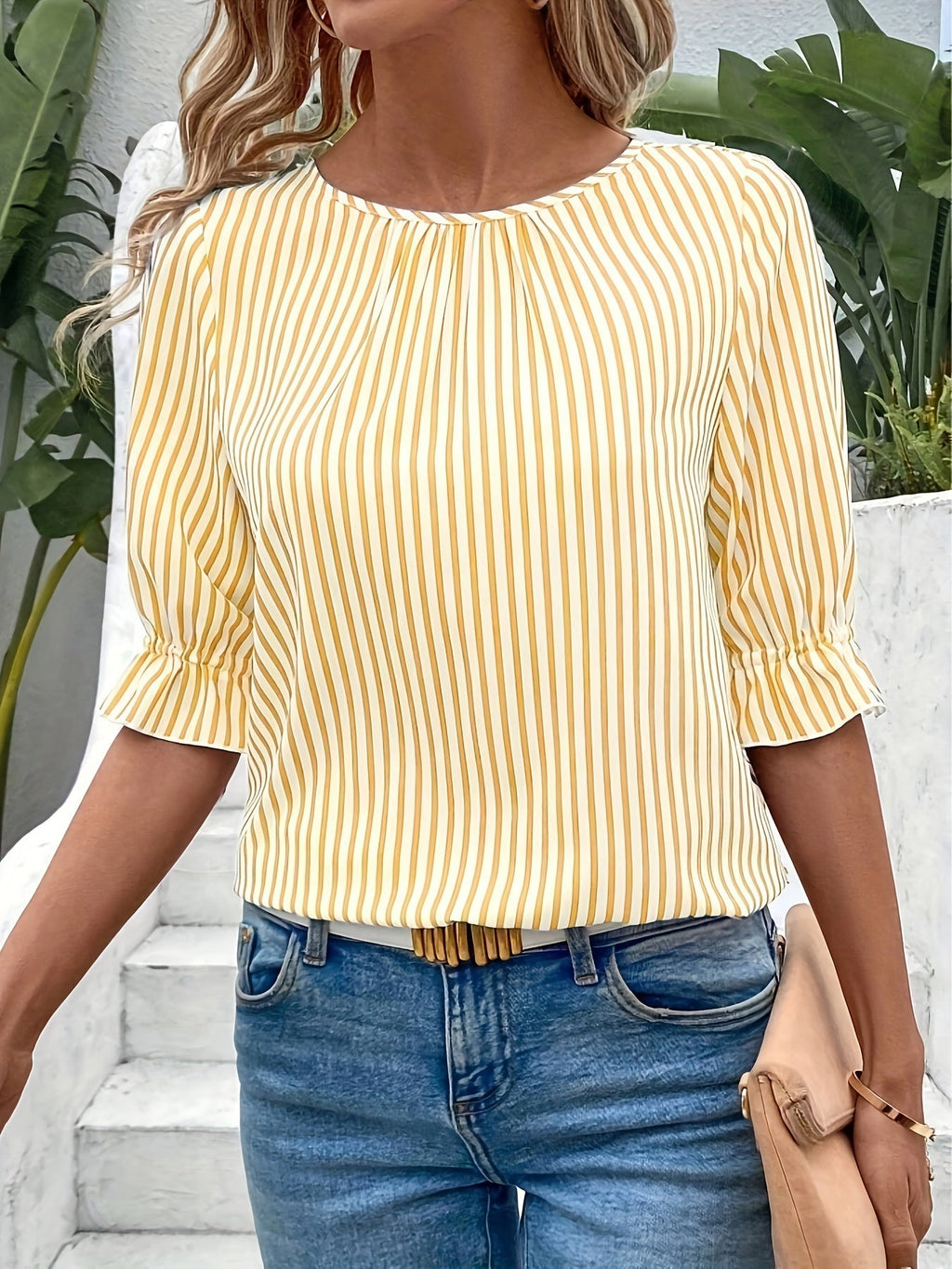 Chemisier femme rayé porté en tenue élégante