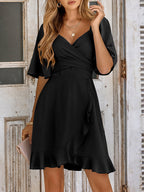 Robe courte à volants séduisante avec taille nouée et manches évasées