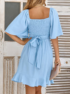 Robe courte à volants séduisante avec taille nouée et manches évasées