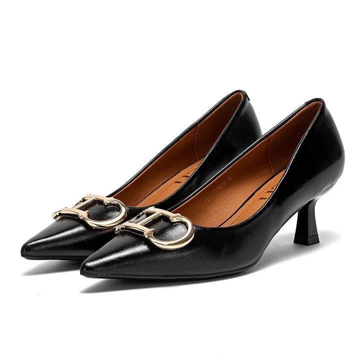 Isabelle Moreau® | Glänzende Kitten Heels mit Goldschnalle