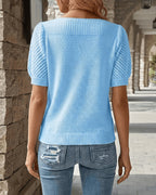 Pull femme uni porté avec coupe décontractée et couleur unie