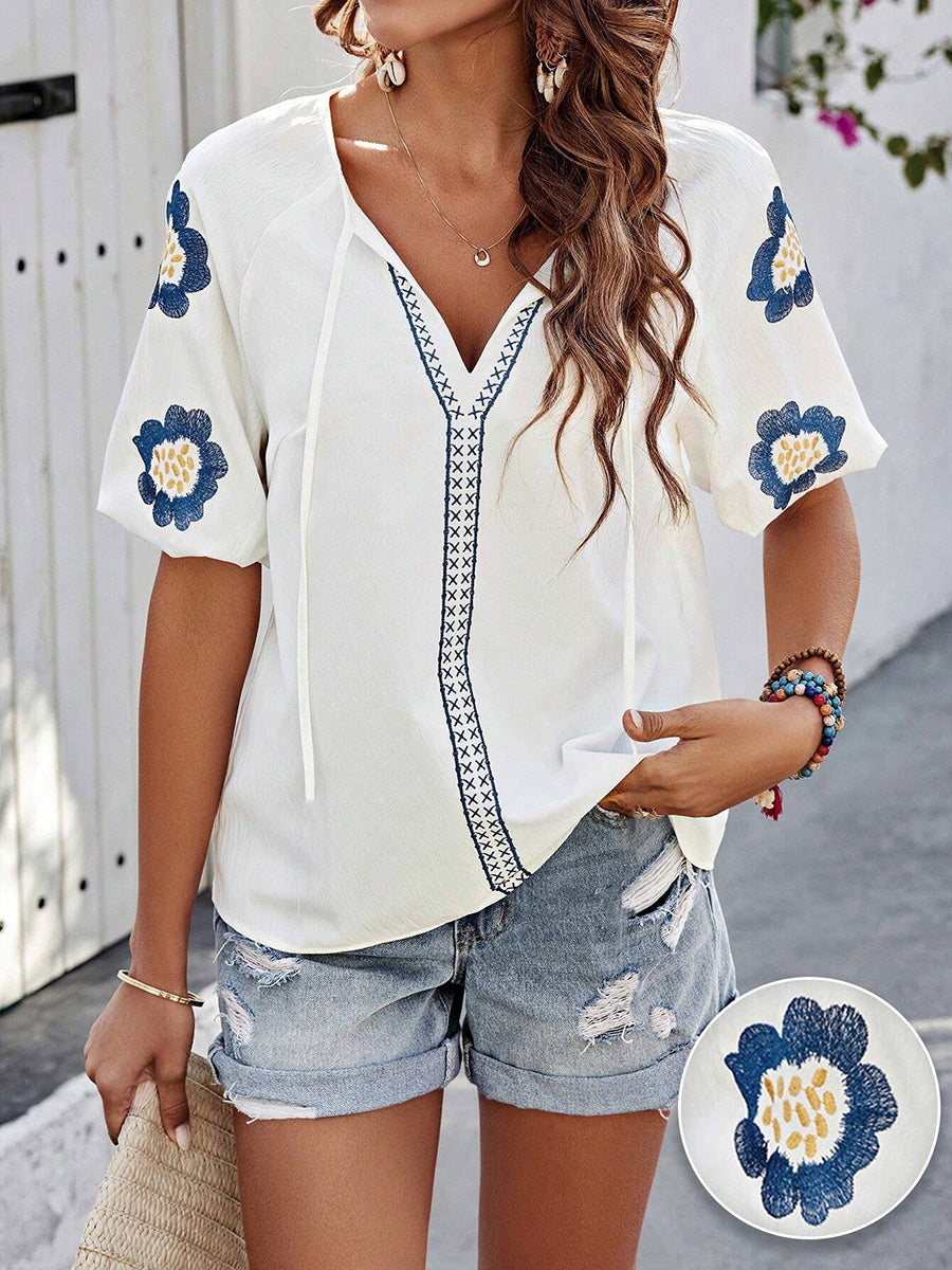 Blouse femme ample brodée à manches bouffantes portée en vue trois quarts