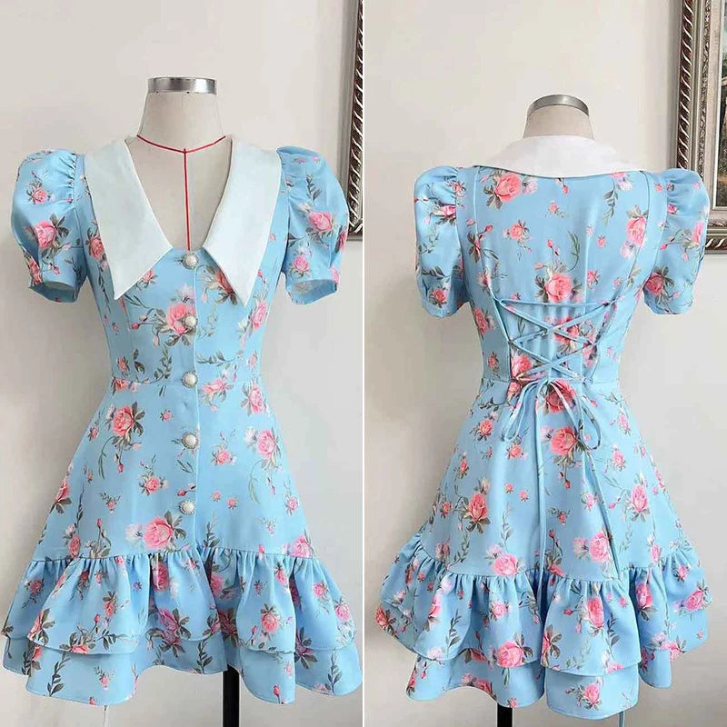 Robe courte à volants avec manches bouffantes