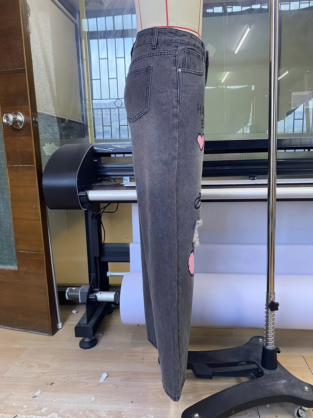 Jean en denim à taille haute et jambes larges avec imprimé graphique