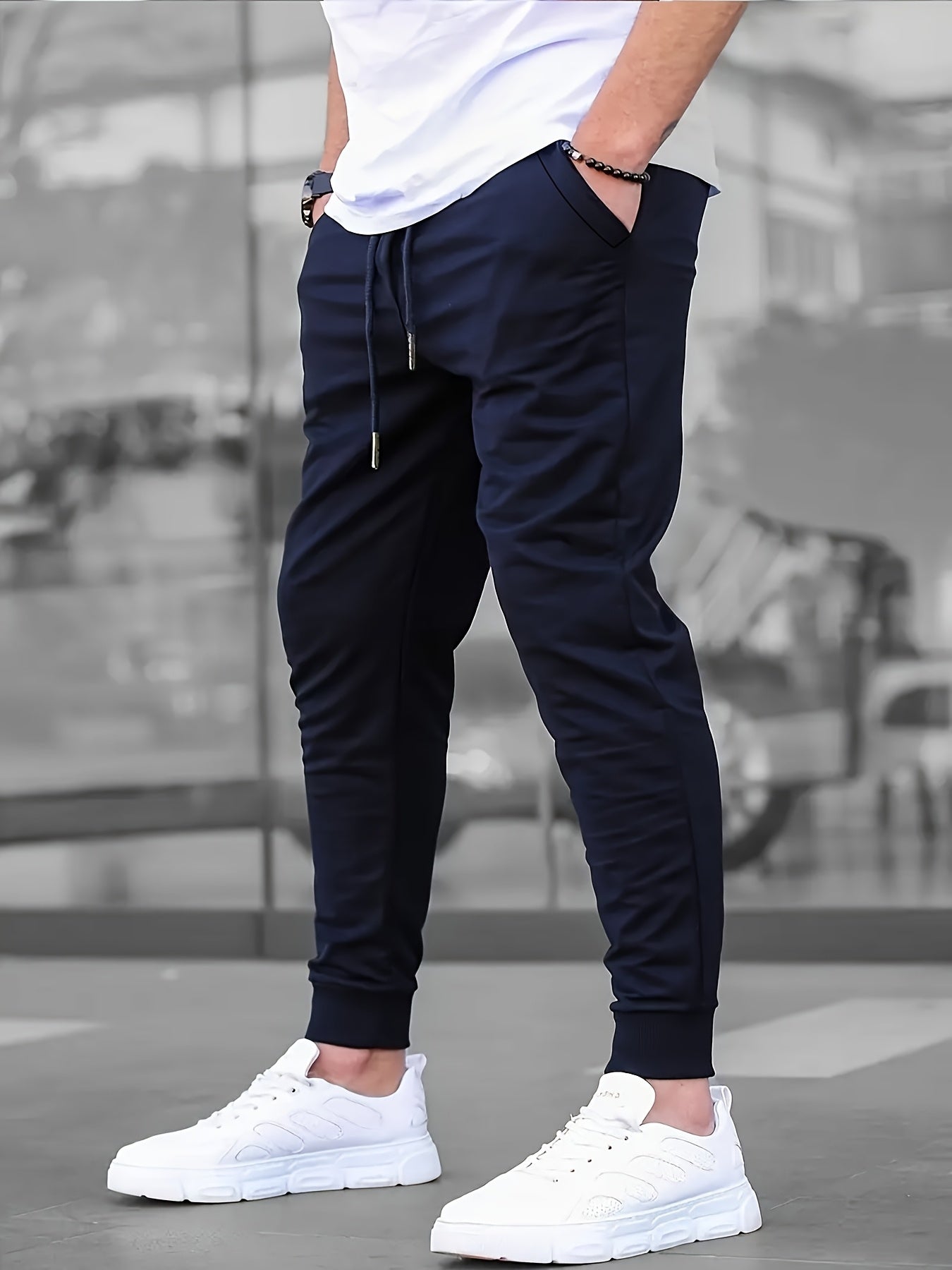 Détail du tissu toucher doux du pantalon de jogging homme