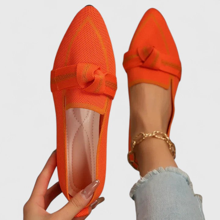 Détail de la maille et du nœud sur des mocassins femme chic