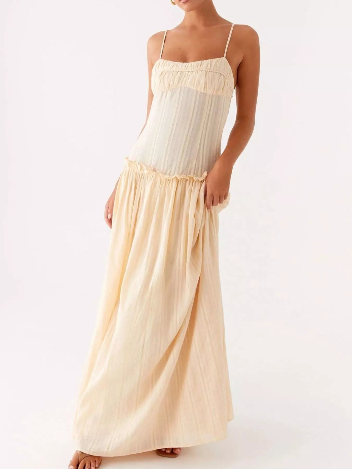 Robe longue à bretelles spaghetti avec volant et smocks