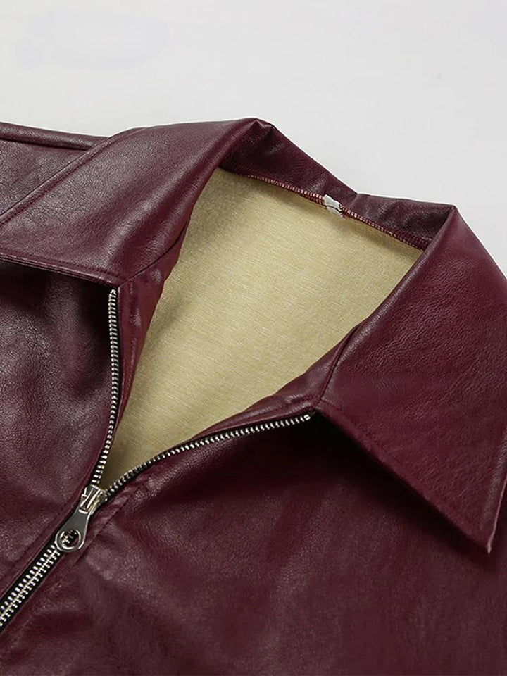 Veste en cuir synthétique bordeaux avec revers élégant et détail zippé