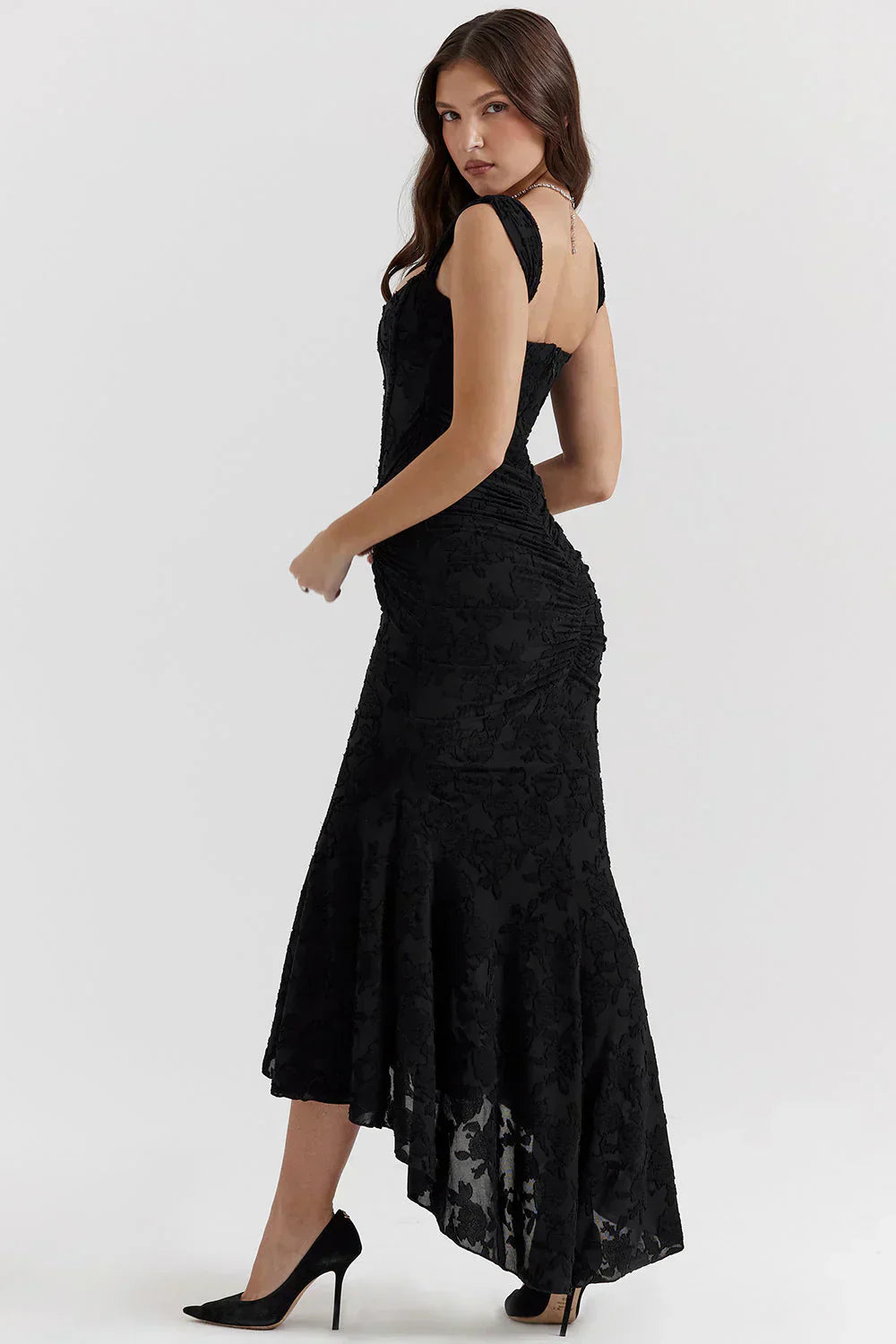 Détail du tissu léger et fluide de la robe maxi femme