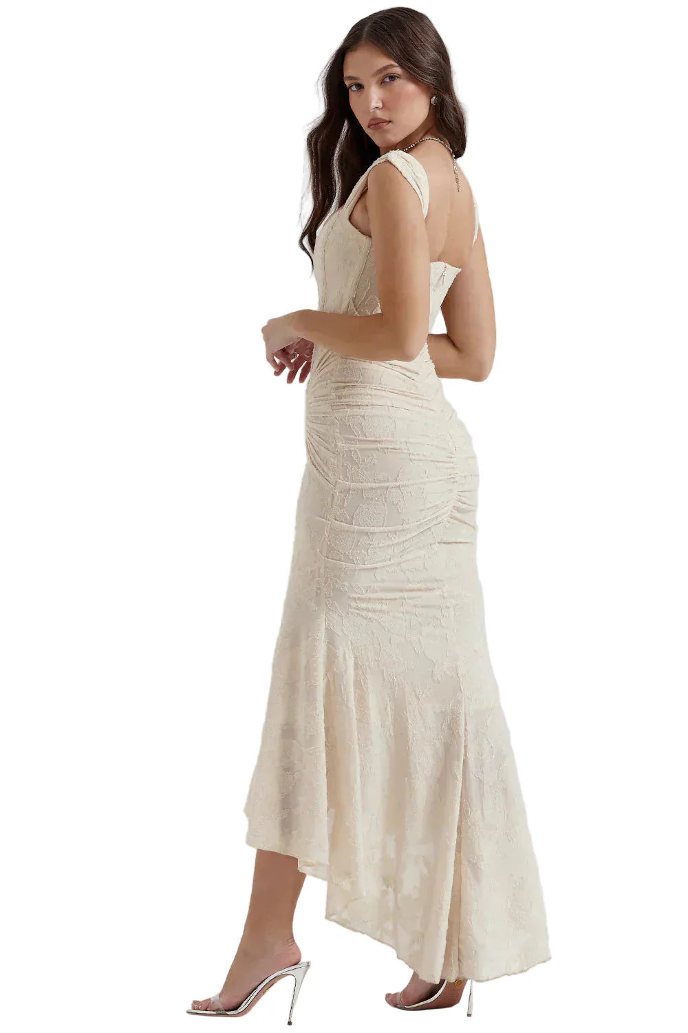 Robe maxi femme cintrée et fluide au style élégant, vue de face