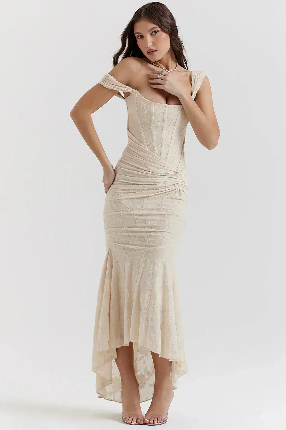 Robe longue cintrée femme au look élégant, vue latérale