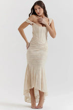 Robe longue cintrée femme au look élégant, vue latérale