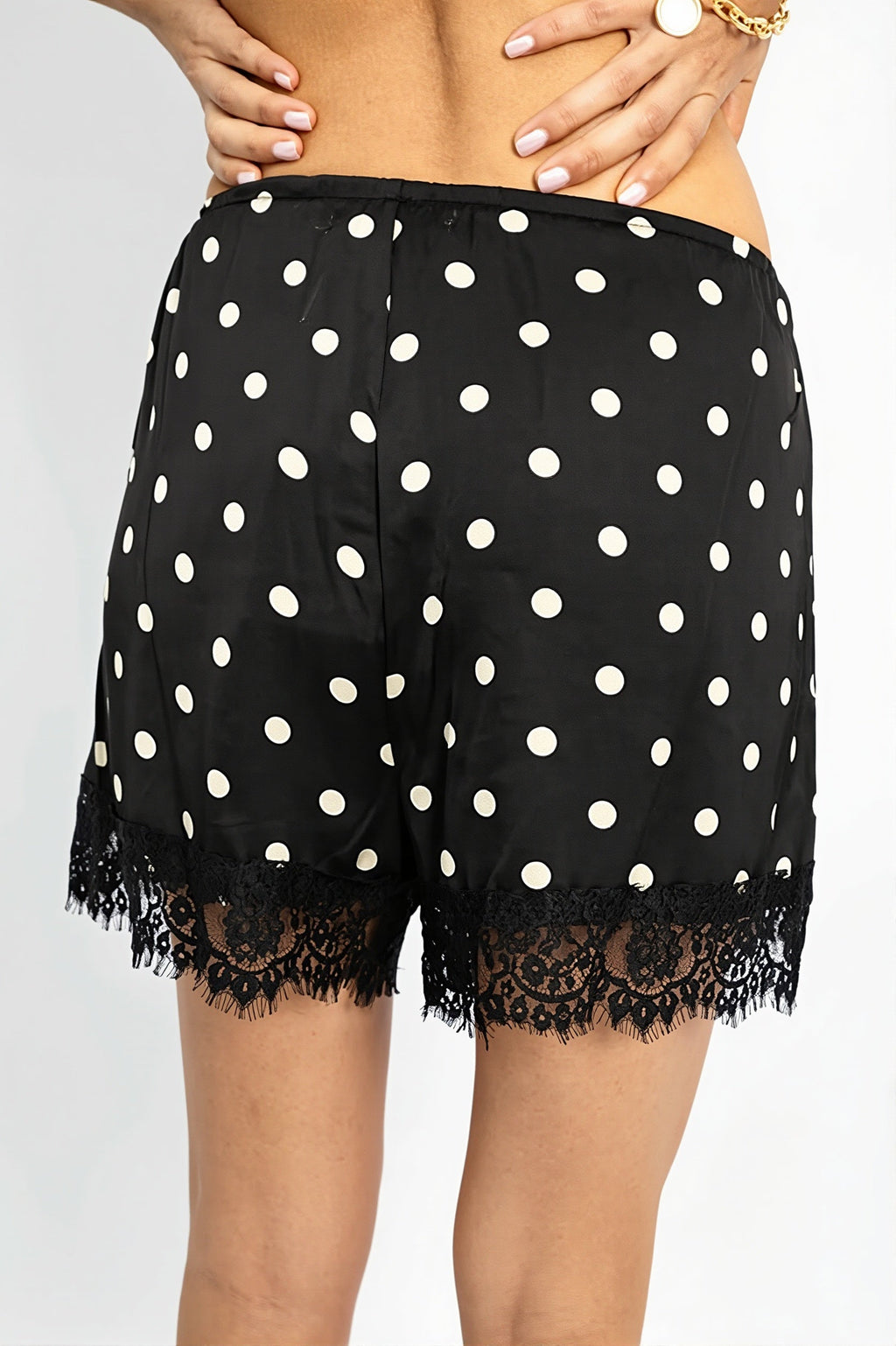 Short femme léger à pois avec finition dentelle en gros plan
