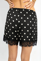 Short femme léger à pois avec finition dentelle en gros plan