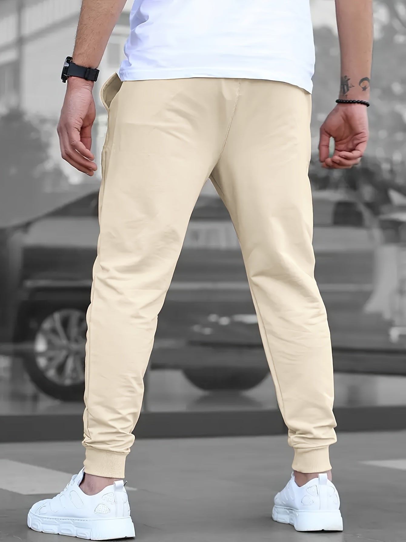 Vue rapprochée des finitions du pantalon de jogging homme