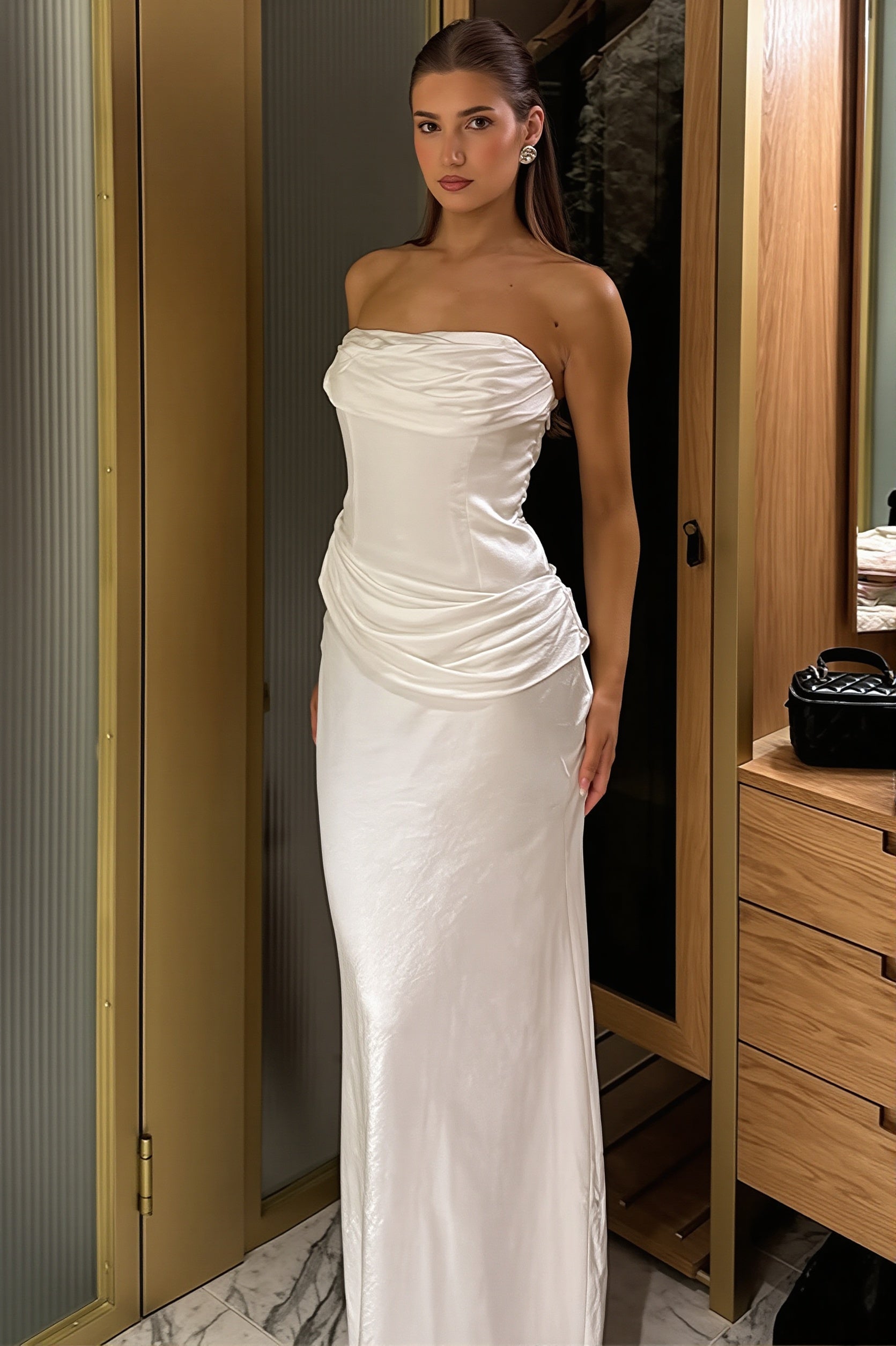 Robe longue satinée plissée pour femme avec tombé fluide vue de dos
