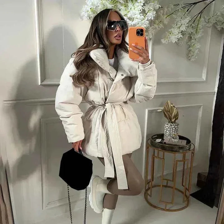 Manteau matelassé ceinturé pour femme avec col large et doublure douillette