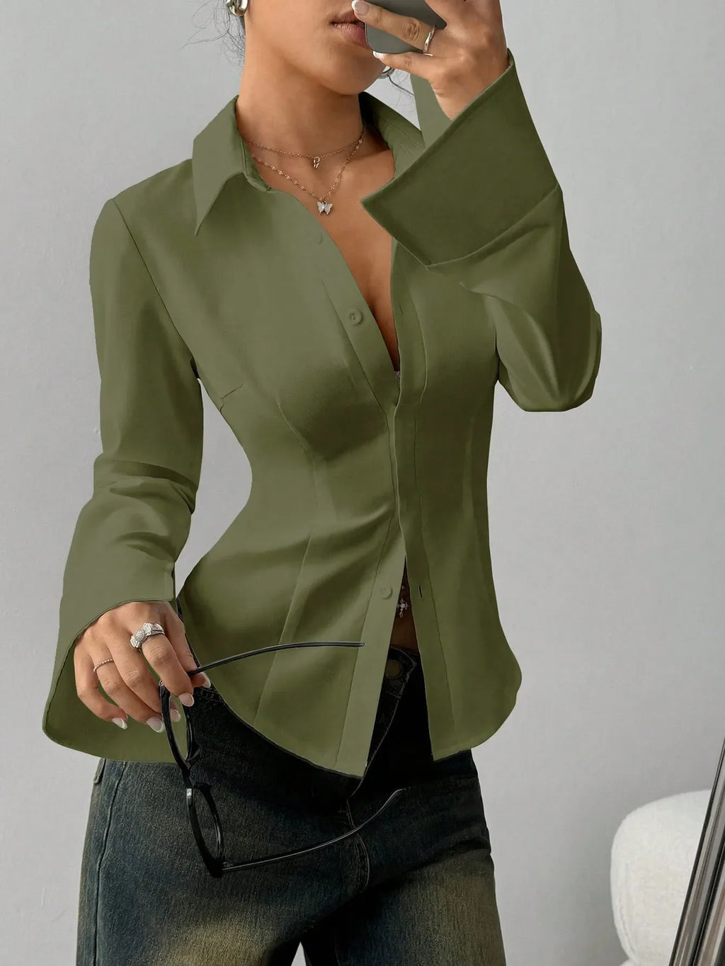 Chemise femme boutonnée élégante associée à une tenue chic
