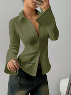 Chemise femme boutonnée élégante associée à une tenue chic