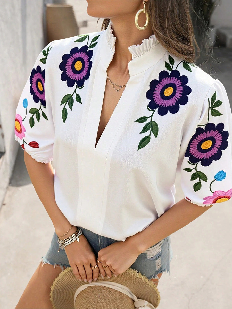 Blouse femme fleurie à col montant avec volants, vue de face