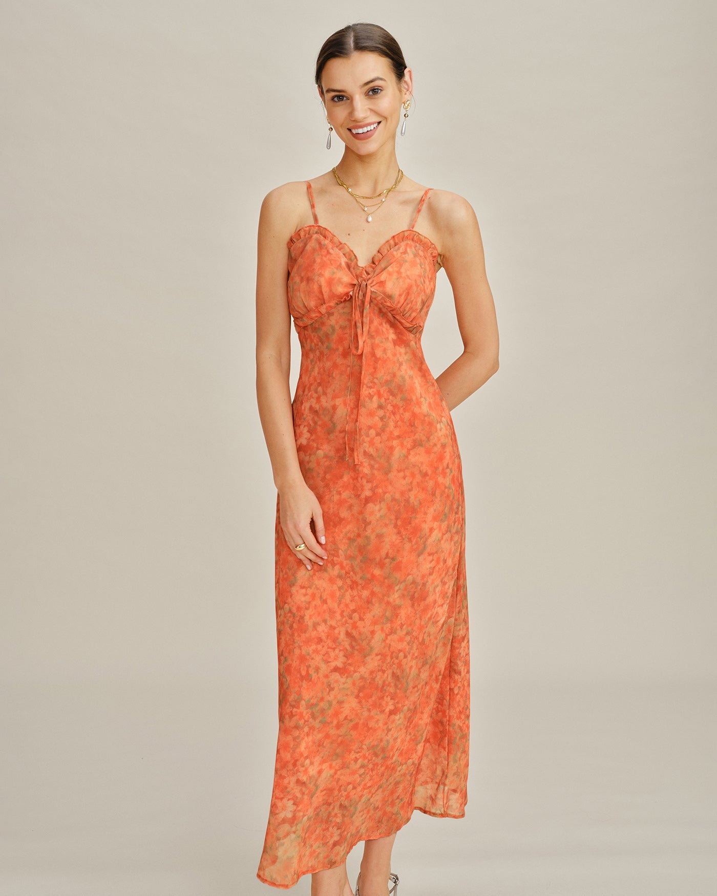 Robe longue orange à fleurs avec silhouette trapèze et bretelles fines