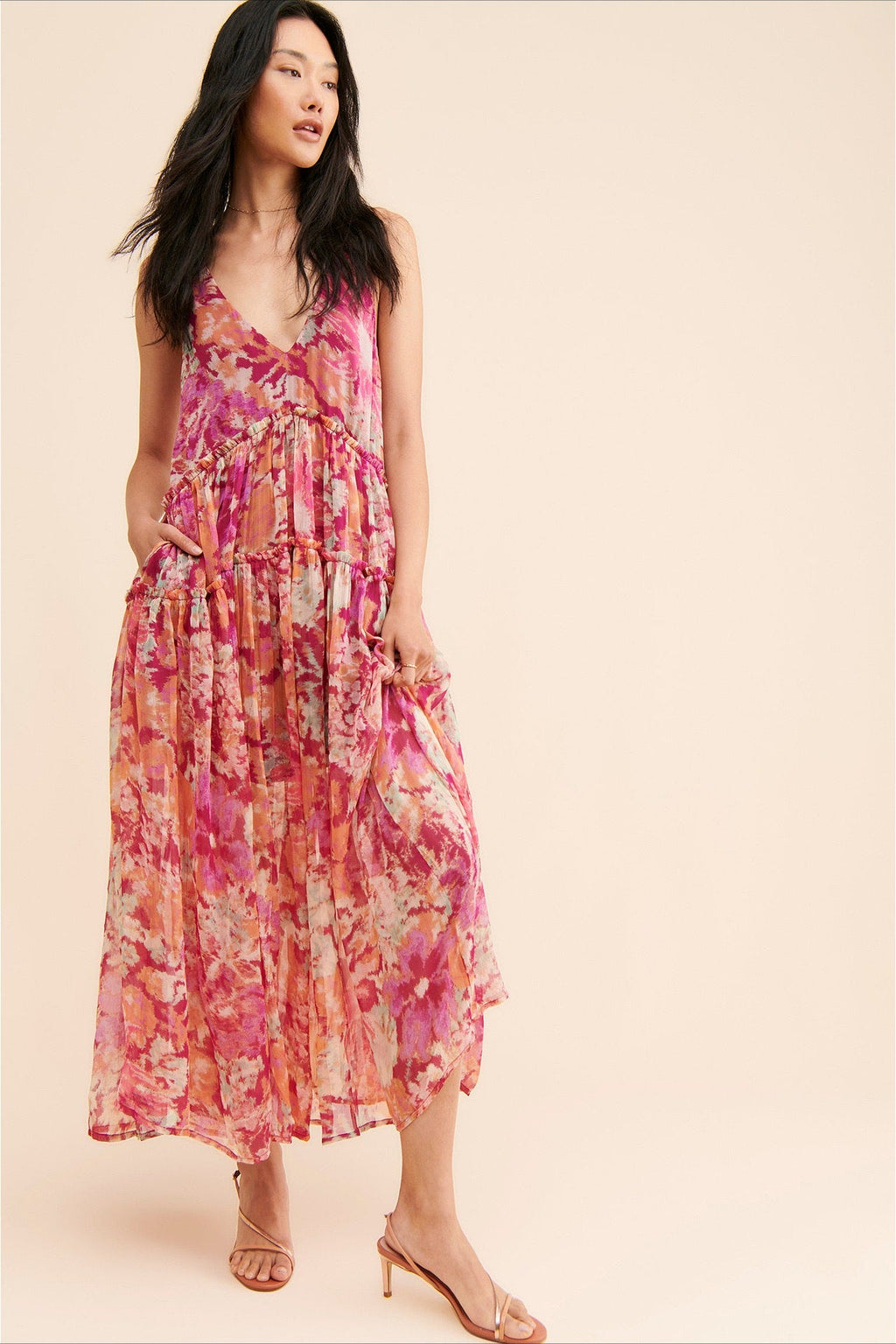Robe longue bohème à imprimé floral portée en vue de trois quarts