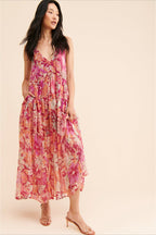 Robe longue bohème à imprimé floral portée en vue de trois quarts