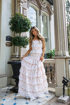 Robe femme longue imprimée portée en pied avec volants étagés